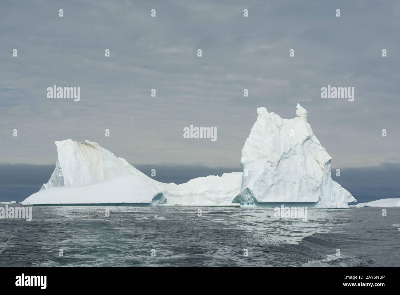 Ancipitate Eisberg in antarktischen Gewässern an einem bewölkten Tag Stockfoto