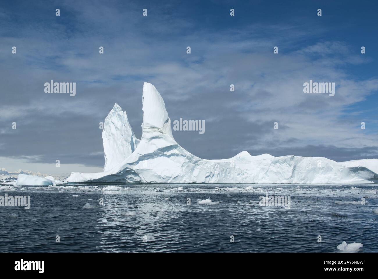 großen Eisbergs in antarktischen Gewässern vor dem Hintergrund der antarktischen Halbinsel Stockfoto