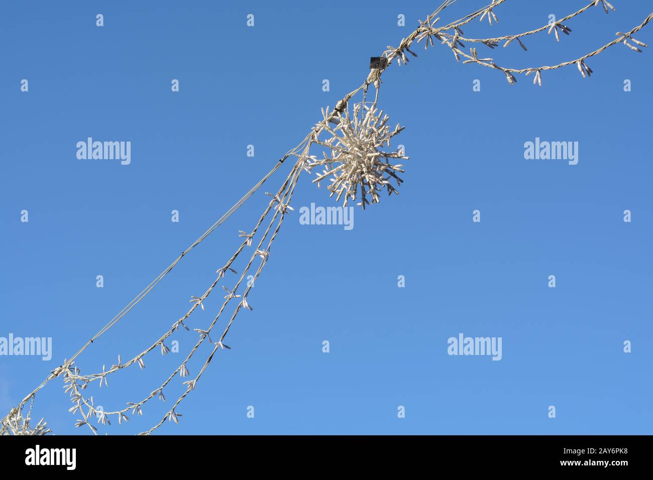 elektrische Weihnachtsdekoration in der Einkaufsstraße am Himmel - Nahaufnahme Stockfoto