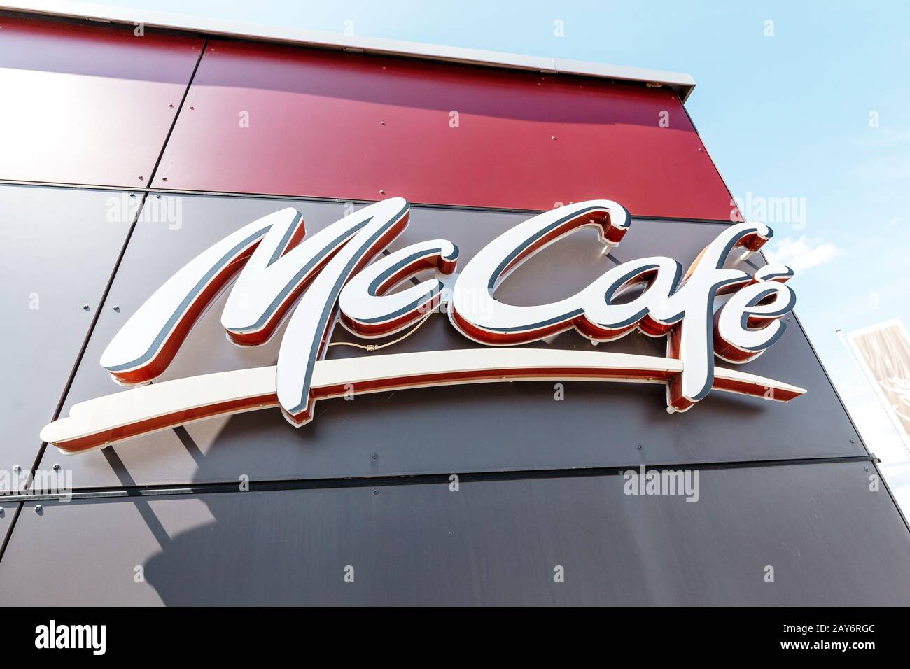 21. Juli 2019, Stuttgart, Deutschland: McCafe-Logo auf Mcdonalds Gebäude Stockfoto