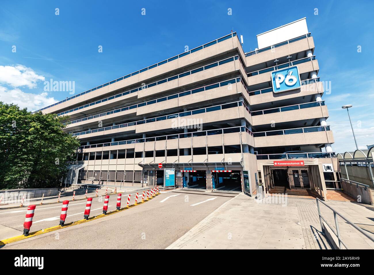 21. Juli 2019, Stuttgart, Deutschland: Modernes Parkhaus aus mehrstöckigem Beton Stockfoto