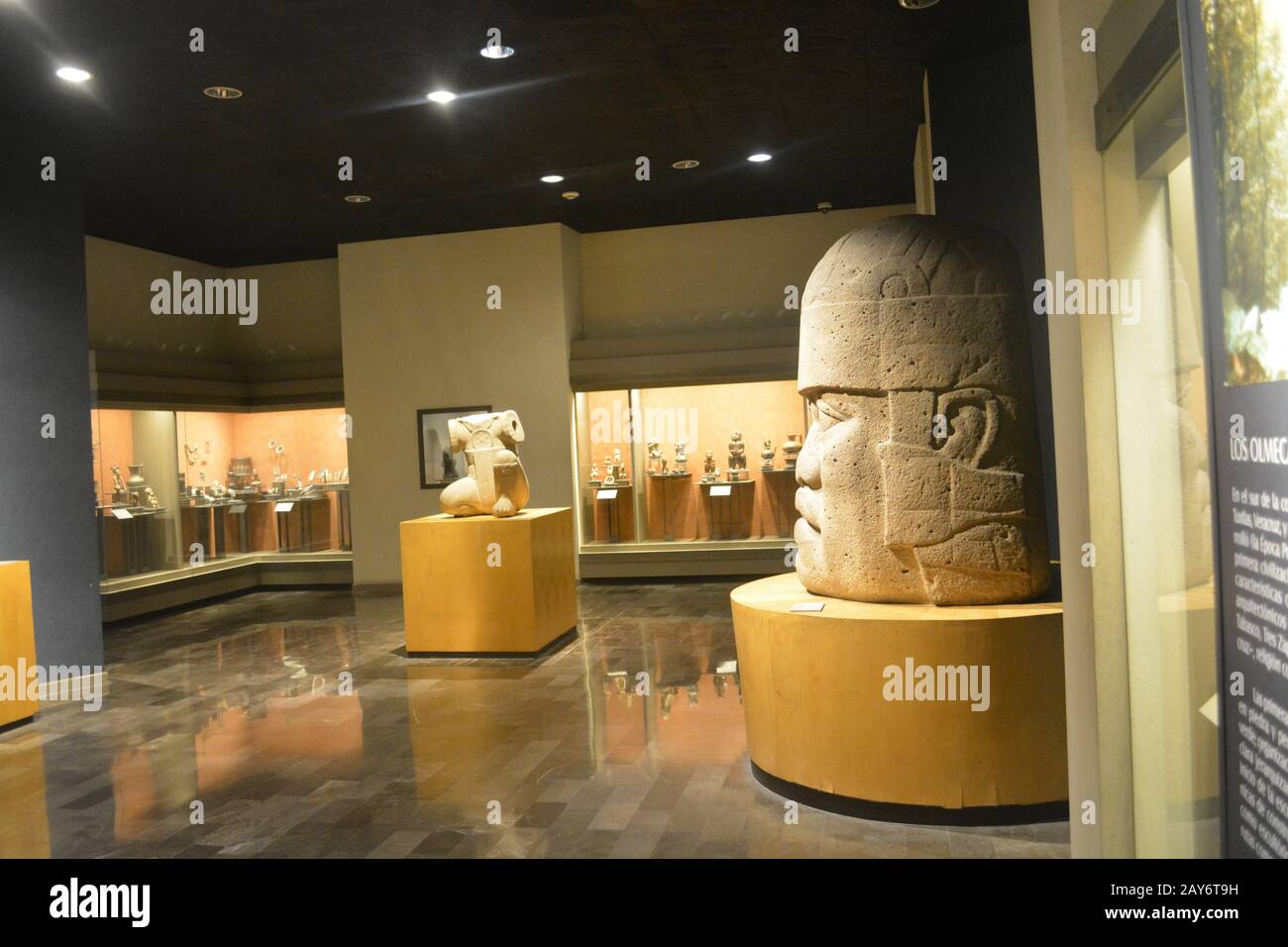 Der Olmec-Kopf beobachtete den kopflosen Olmec-Mann, der von San Lorenzo aus kniete. Blick vom Olmec-Raum im Nationalen Anthropologischen Museum, Mexiko-Stadt Stockfoto