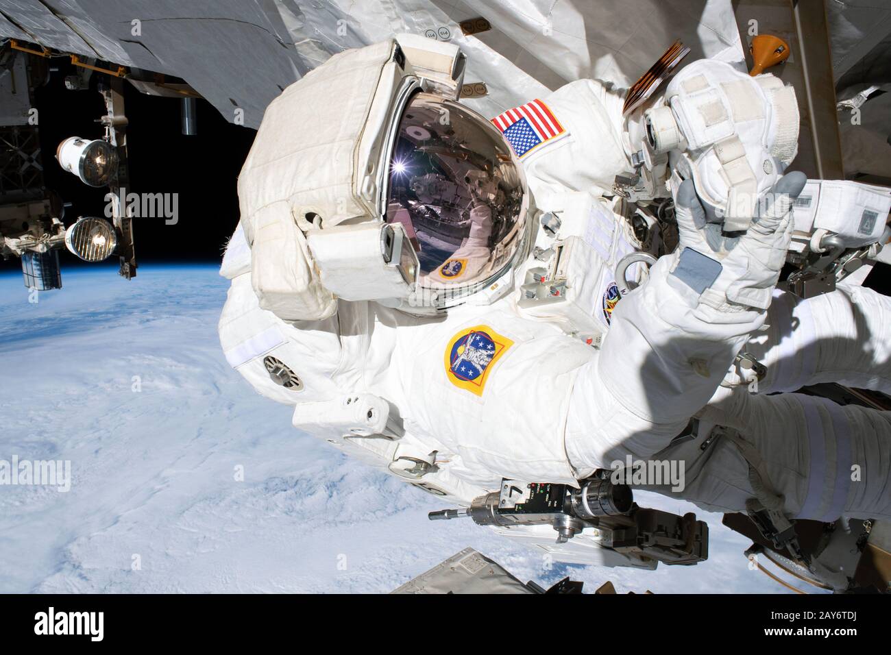 Ein NASA-Astronaut spacewalks in der Internationalen Raumstation. Der Planet Erde dient als schöner Hintergrund. Dieses redaktionelle Bild ist ein NASA-Handout Stockfoto