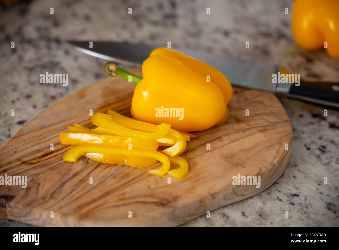 Bereiten Sie einen gelben Paprika vor, der gekocht werden soll Stockfoto