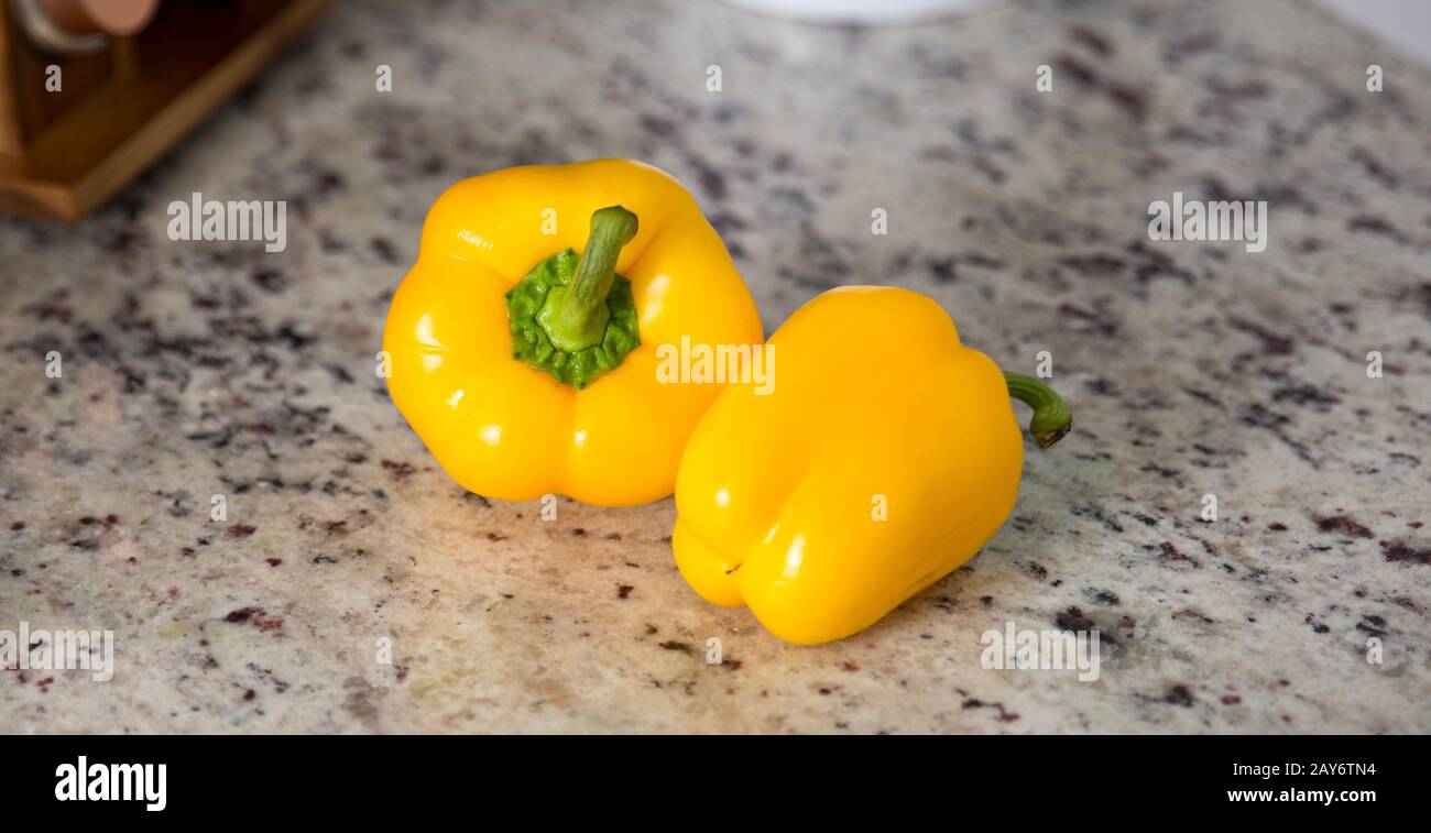 Bereiten Sie einen gelben Paprika vor, der gekocht werden soll Stockfoto