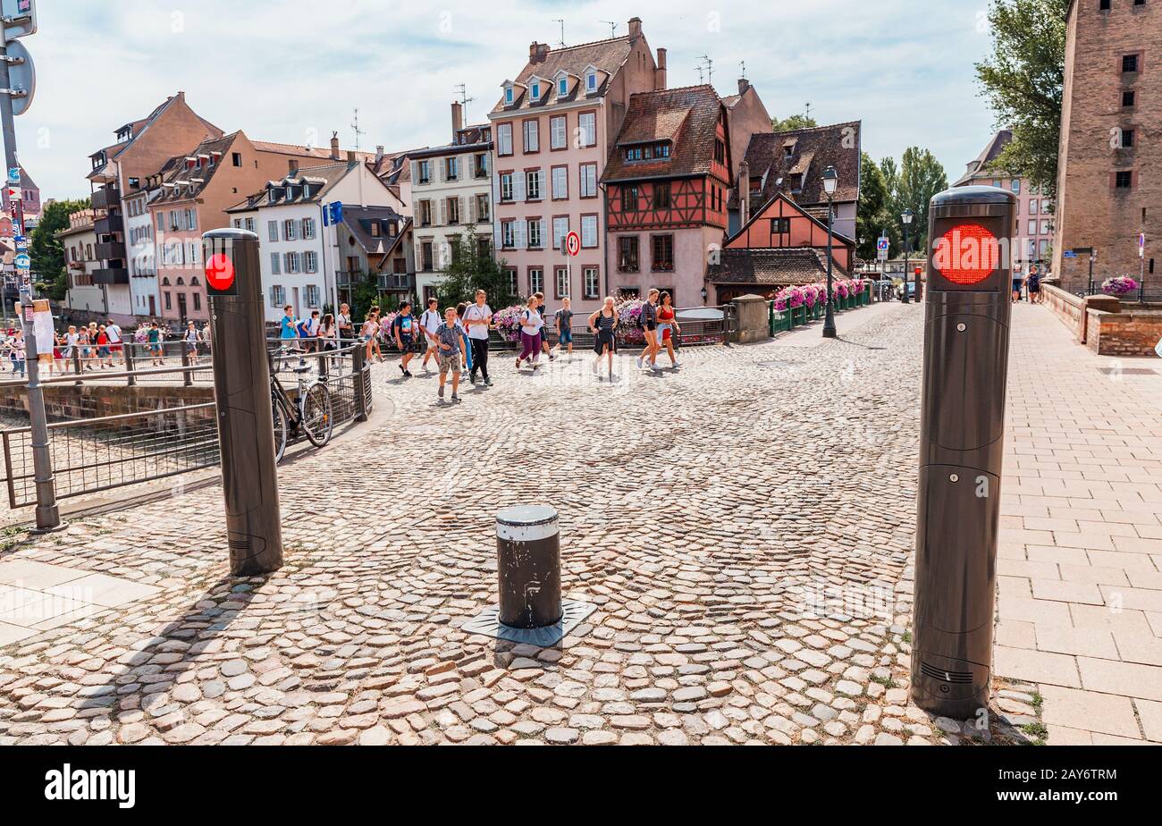 Juli 2019, Straßburg, Frankreich: Automatische Autosperre verlängert die Säule am Eingang zur Fußgängerzone in der Region Petit France Stockfoto