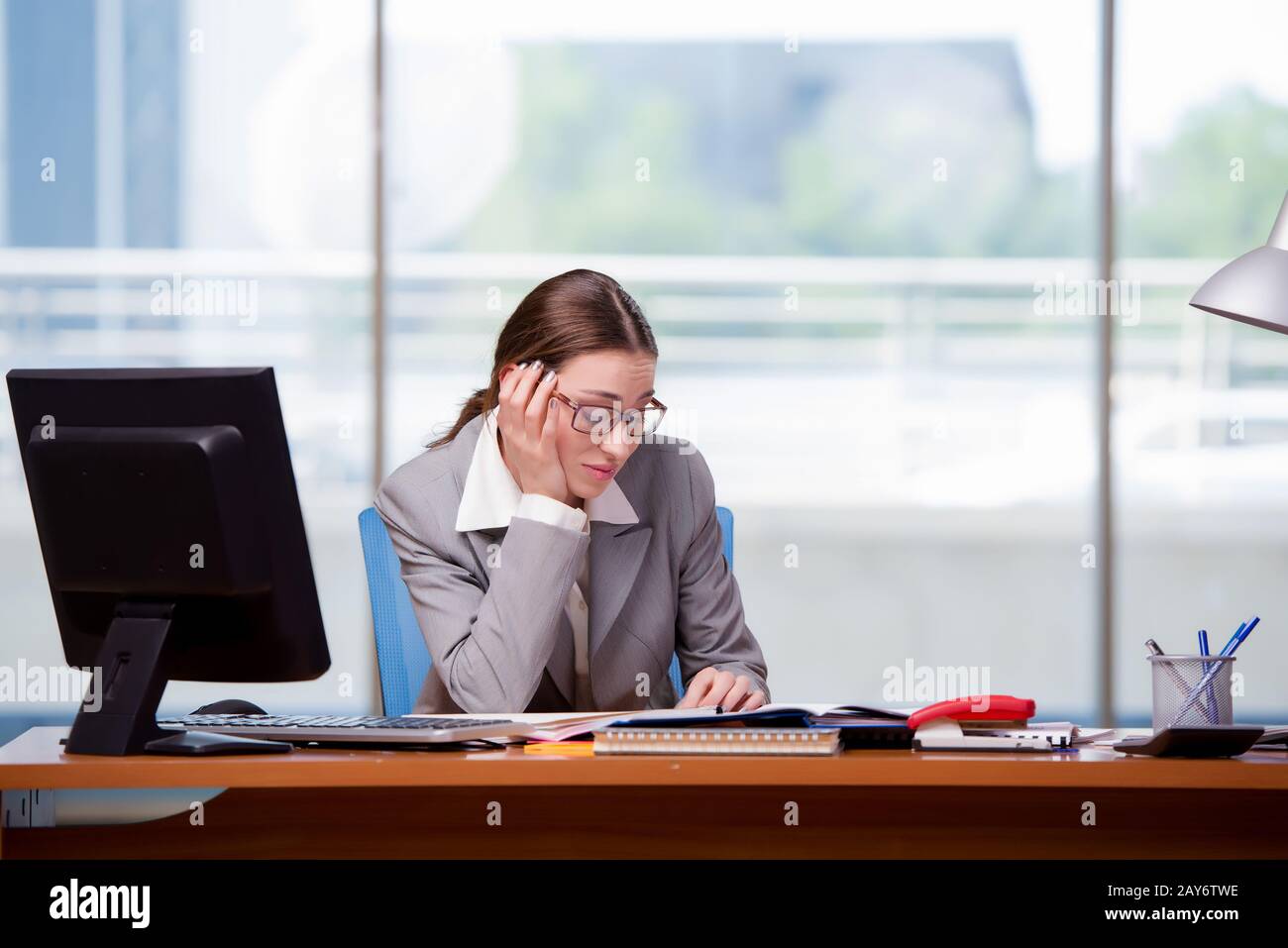 Traurige Businesswan im Büro bei der Arbeit Stockfoto
