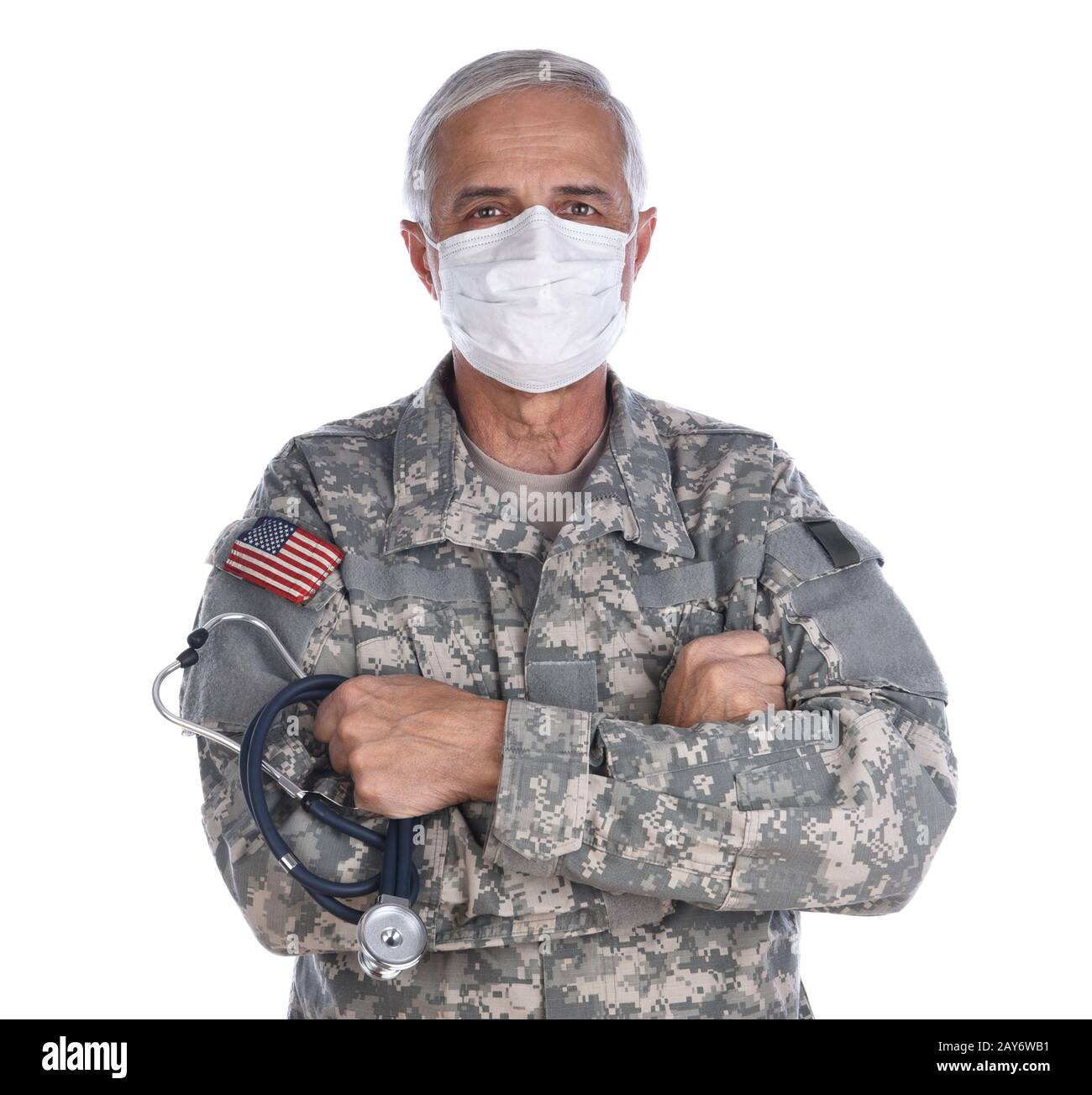 Konzept Der Militärischen Gesundheitsversorgung. Militärarzt mit gefalteten Armen, die mit Kamoflago-Ermüdungserscheinungen aufliegen, chirurgische Maske, die ein Stethoskop hält. Stockfoto