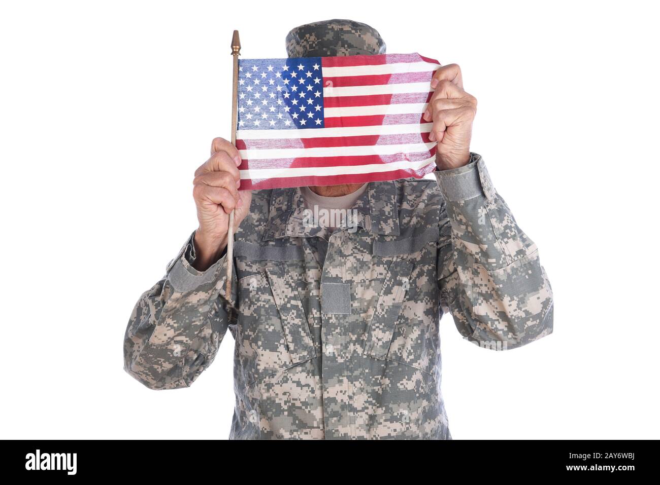 Patriotismus-Konzept. Ein Soldat in Tarnmützen, der eine amerikanische Fahne vor seinem Gesicht hält. Stockfoto