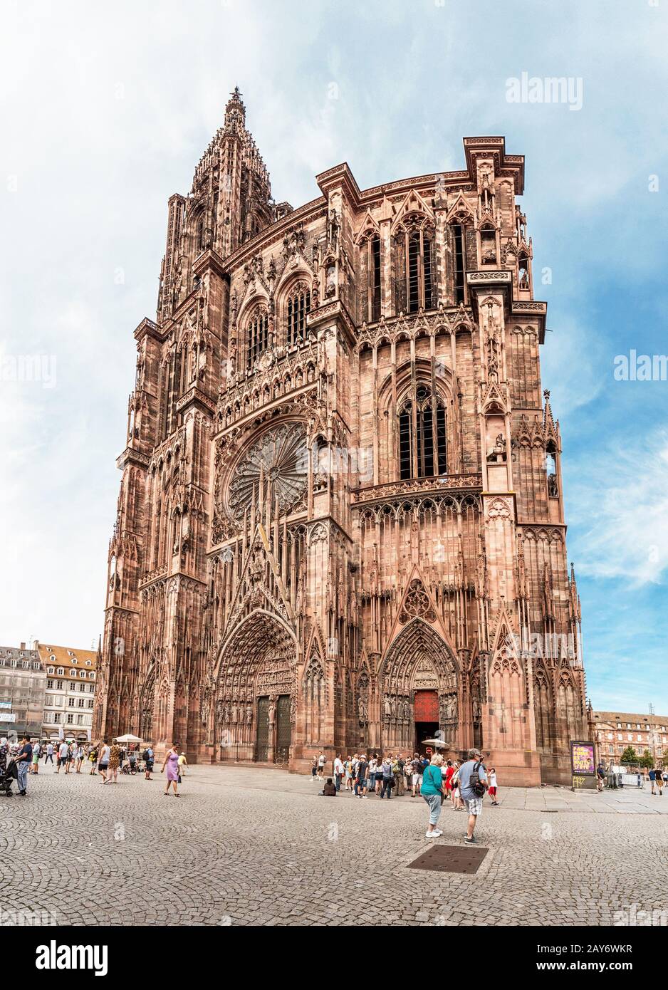 Juli 2019 in Straßburg, Frankreich: Das Wahrzeichen der Stadt - die Kathedrale Notre Dame de Strasbourg Stockfoto