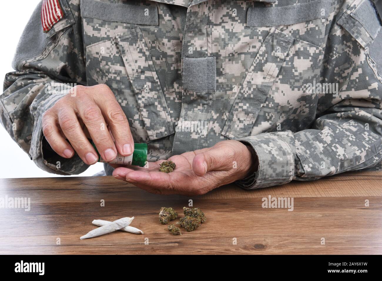 Konzept des militärischen Drogenmissbrauchs. Nahaufnahme des Soldaten mit medizinischem Marihuana zur Behandlung seiner PTSD-Symptome. Stockfoto