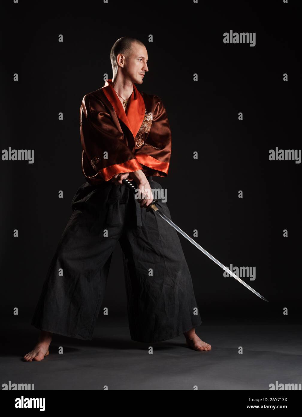 Mann im Kimono mit japanischen Schwert üben Stockfoto