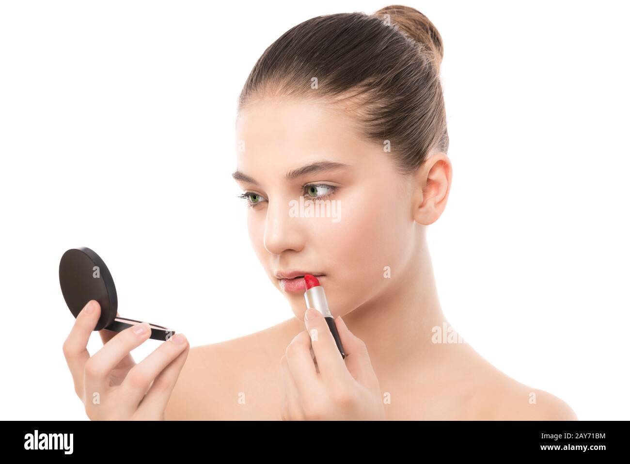 Junge Brünette Frau mit perfekten sauberen Gesicht auftragen von Lippenstift mit Spiegel. Isoliert auf einem weißen. Stockfoto