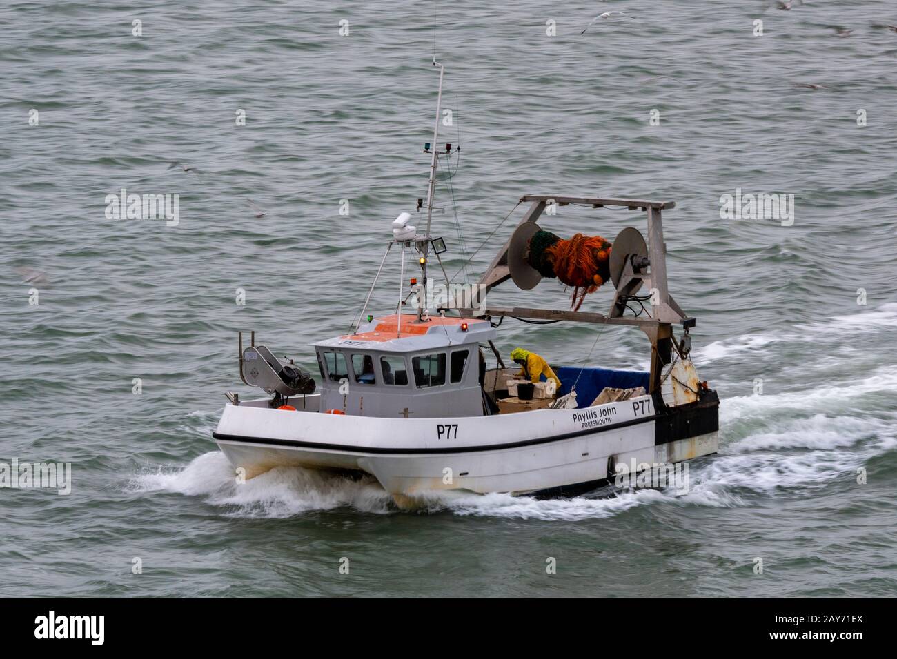 Ein Boot zum Fischfang von Krebsen oder Schalentieren auf See, das den Fang aussortiert. Stockfoto