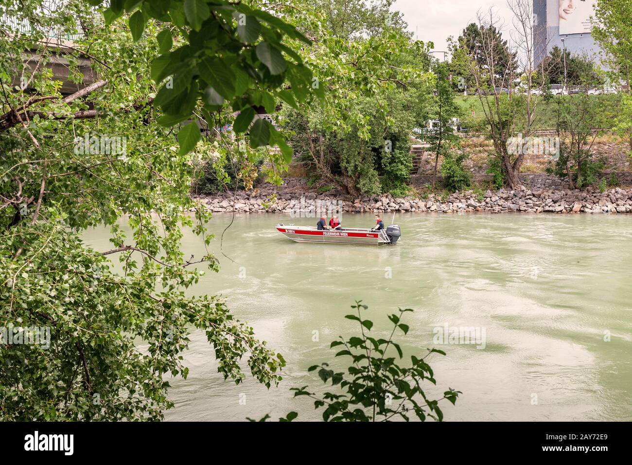 19. Juli 2019, Wien, Österreich: Rettungsboot mit Polizei oder Feuerwehrleuten führt Notarbeiten am Donau-Kanal in Wien durch Stockfoto