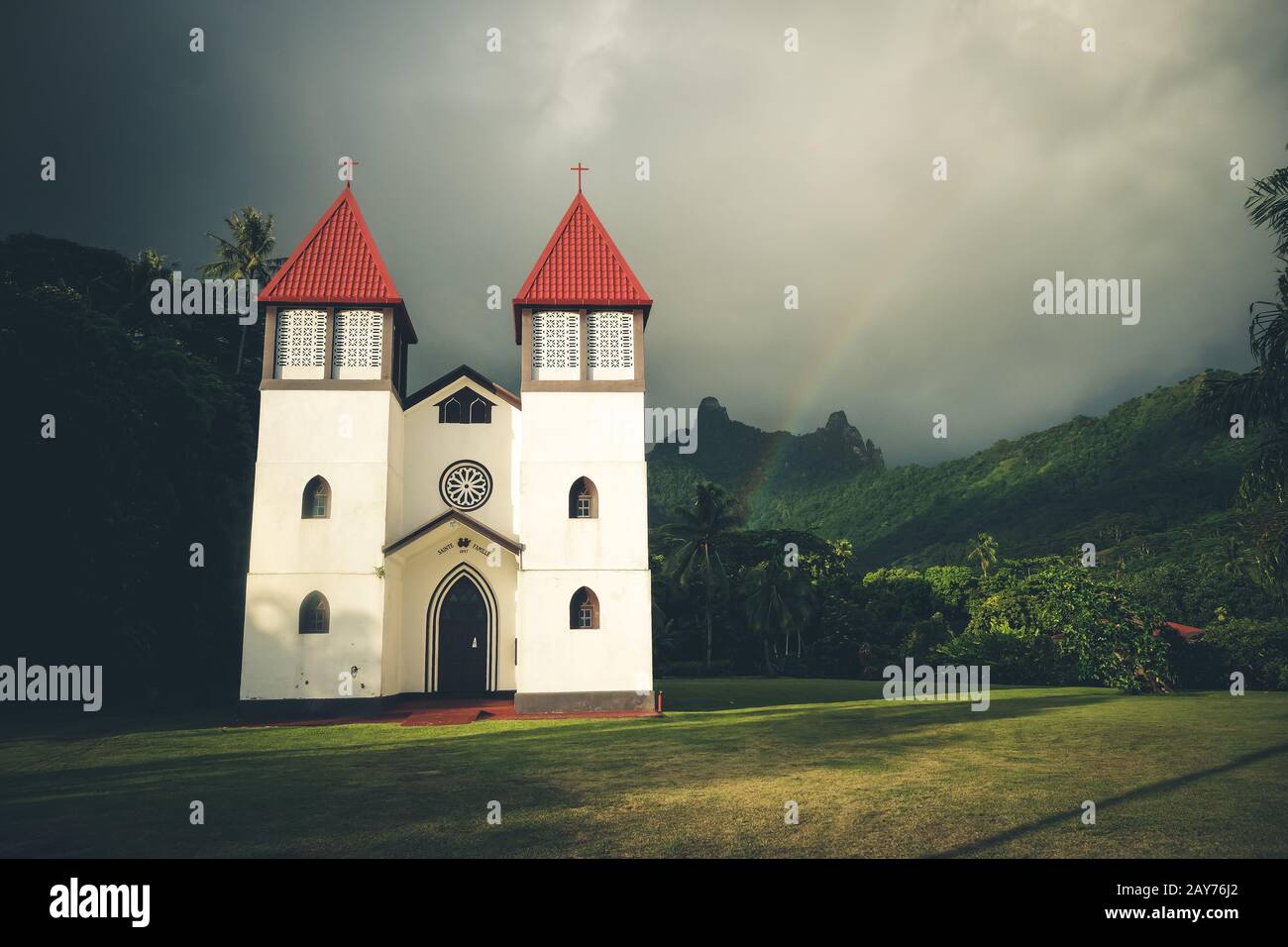 Regenbogen auf Kirche in Moorea Island Haapiti, Landschaft Stockfoto