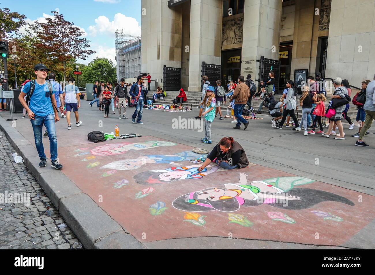 Straßenkünstler malen Bild auf Pflaster mit Kreide in Paris, Frankreich, Europa Stockfoto