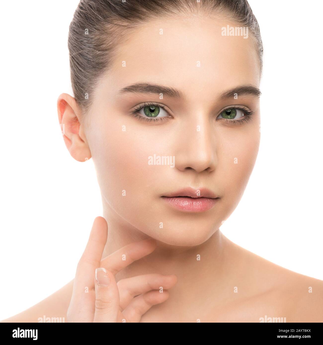 Porträt der schöne Junge brünette Frau mit sauberem Gesicht. Auf einem weißen isoliert. Stockfoto