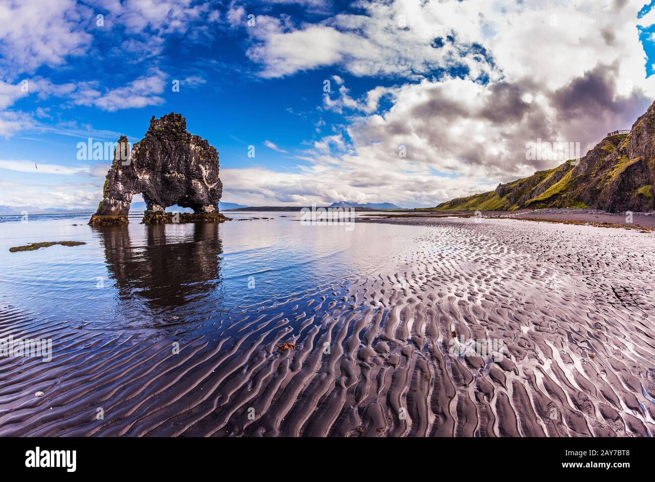 Die Klippe in der Bucht von Hoonah bei Ebbe bei Sonnenuntergang Stockfoto