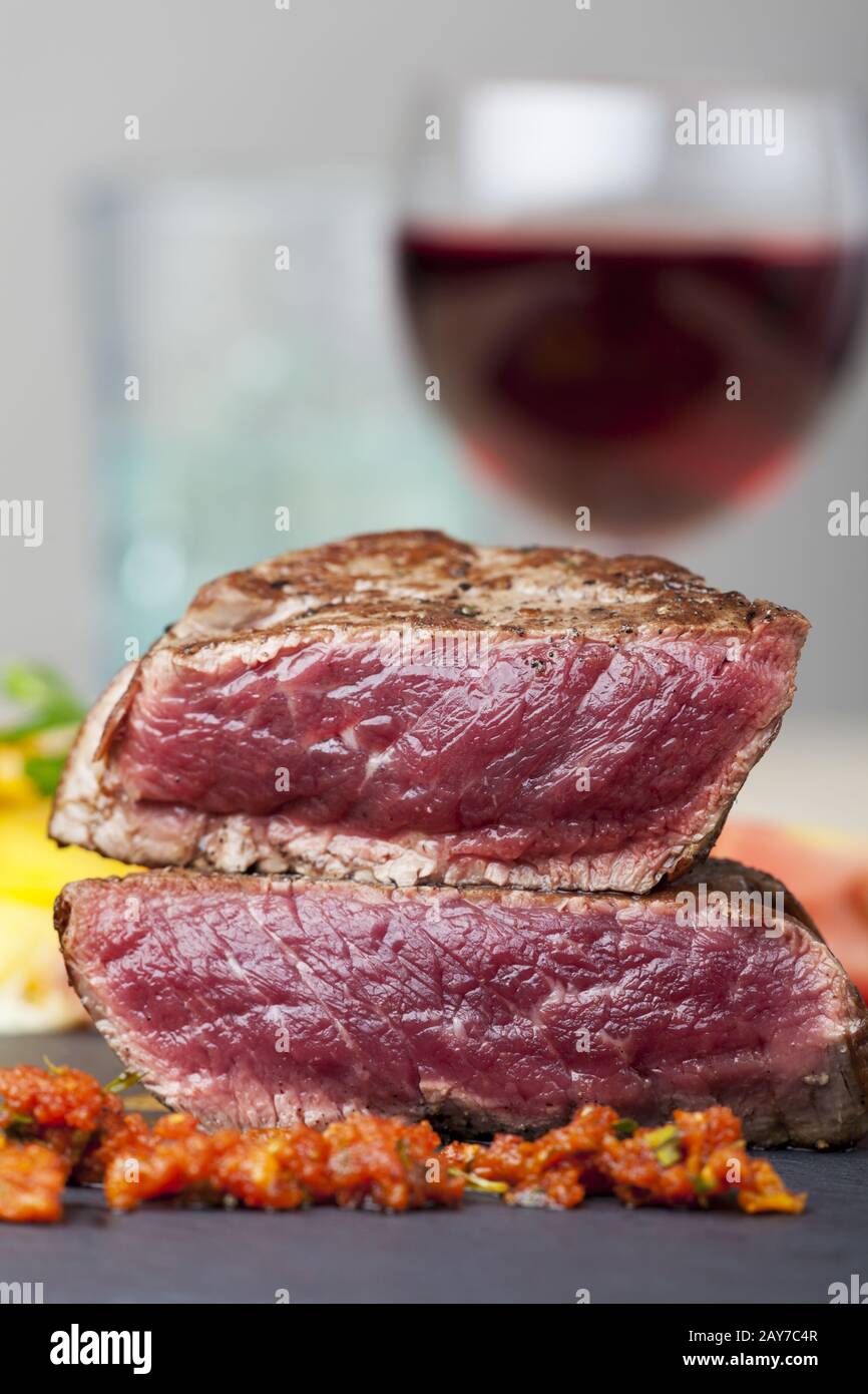 Steak mit Rotwein Stockfoto