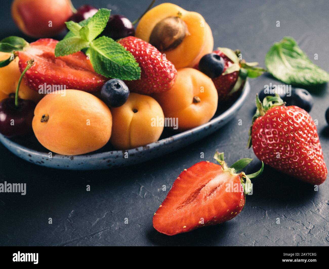 Reife Erdbeere, Aprikosen und Blaubeeren Stockfoto