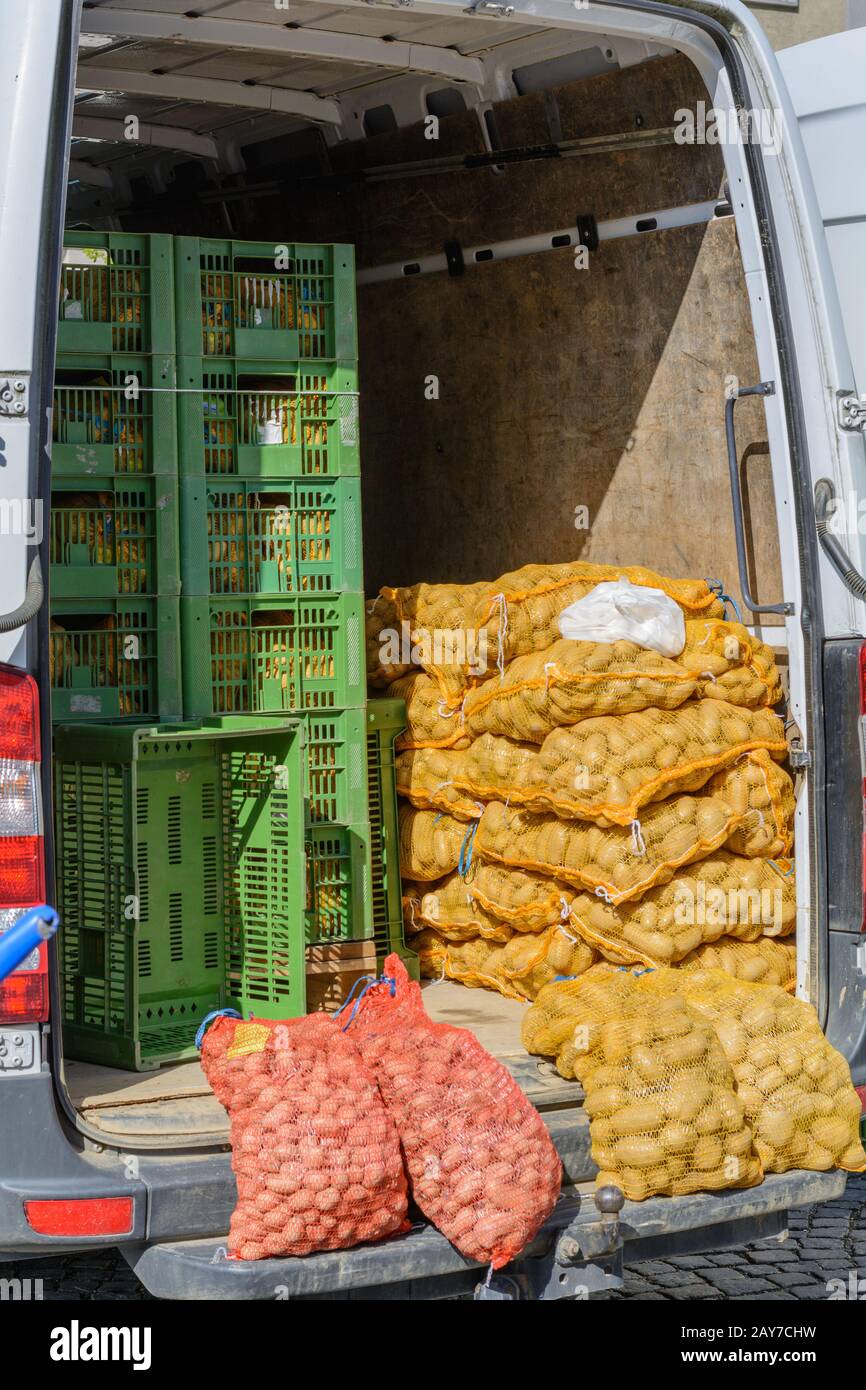 Transporter mit frischem Gemüse für den Wochenmarkt - Detailansicht Stockfoto