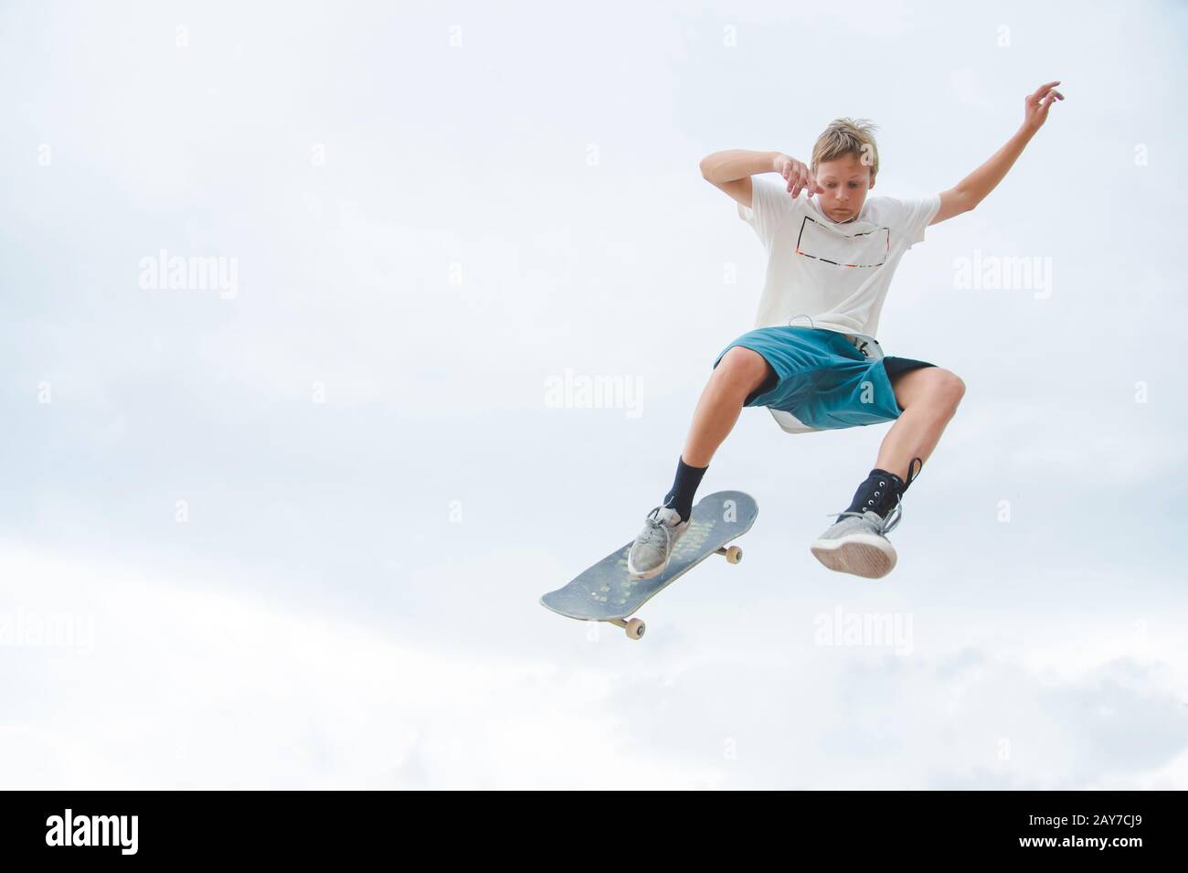 Junger Skateboarder im Sprung Stockfoto