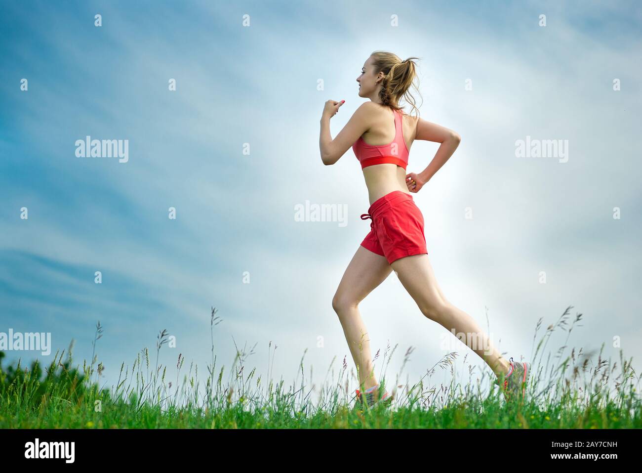 Junge Frau läuft Sommer Park Landstraße. Outdoor-Übungen. J Stockfoto