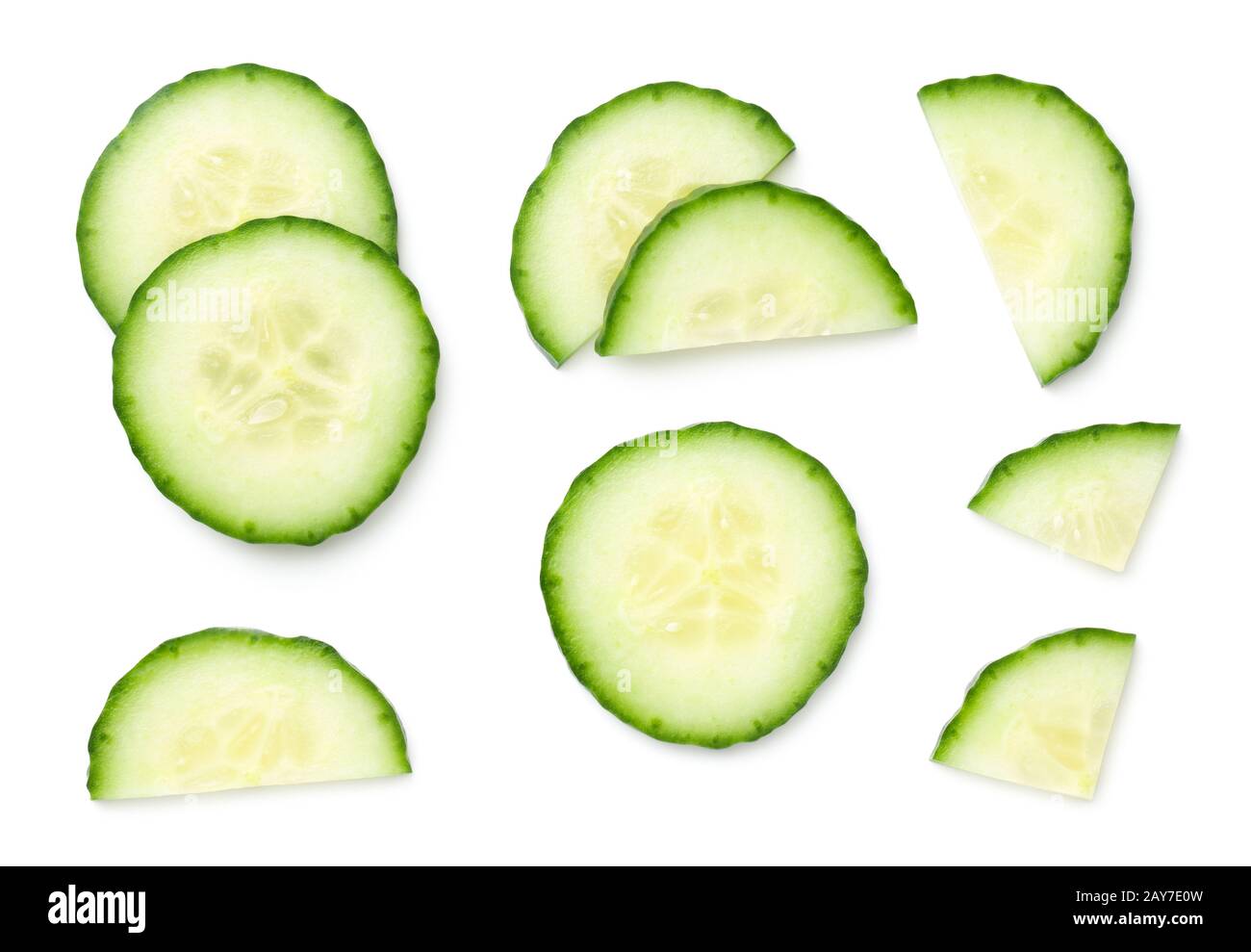 Frische Gurkenscheiben isoliert auf weißem Hintergrund. Flache Lage, Draufsicht. Lichtschatten Stockfoto