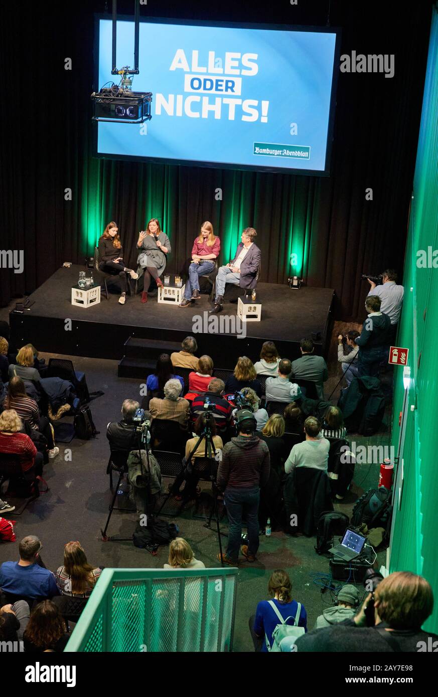 Hamburg, Deutschland. Februar 2020. Luisa Neubauer (l-r), Klimaaktivistin von "Freitags für Die Zukunft", Katharina Fegebank (Bündnis 90/die Grünen), Zweite Bürgermeisterin Hamburgs, Arnaud Boehmann, Klimaaktivistin von "Freitags für Die Zukunft", Und Lars Haider, Chefredakteur des Hamburger Abendblatts, nimmt unter dem Motto "Alles oder nichts" am digitalen Campus an einem Gespräch zum Klimaschutz Teil. Kredit: Georg Wendt / dpa / Alamy Live News Stockfoto