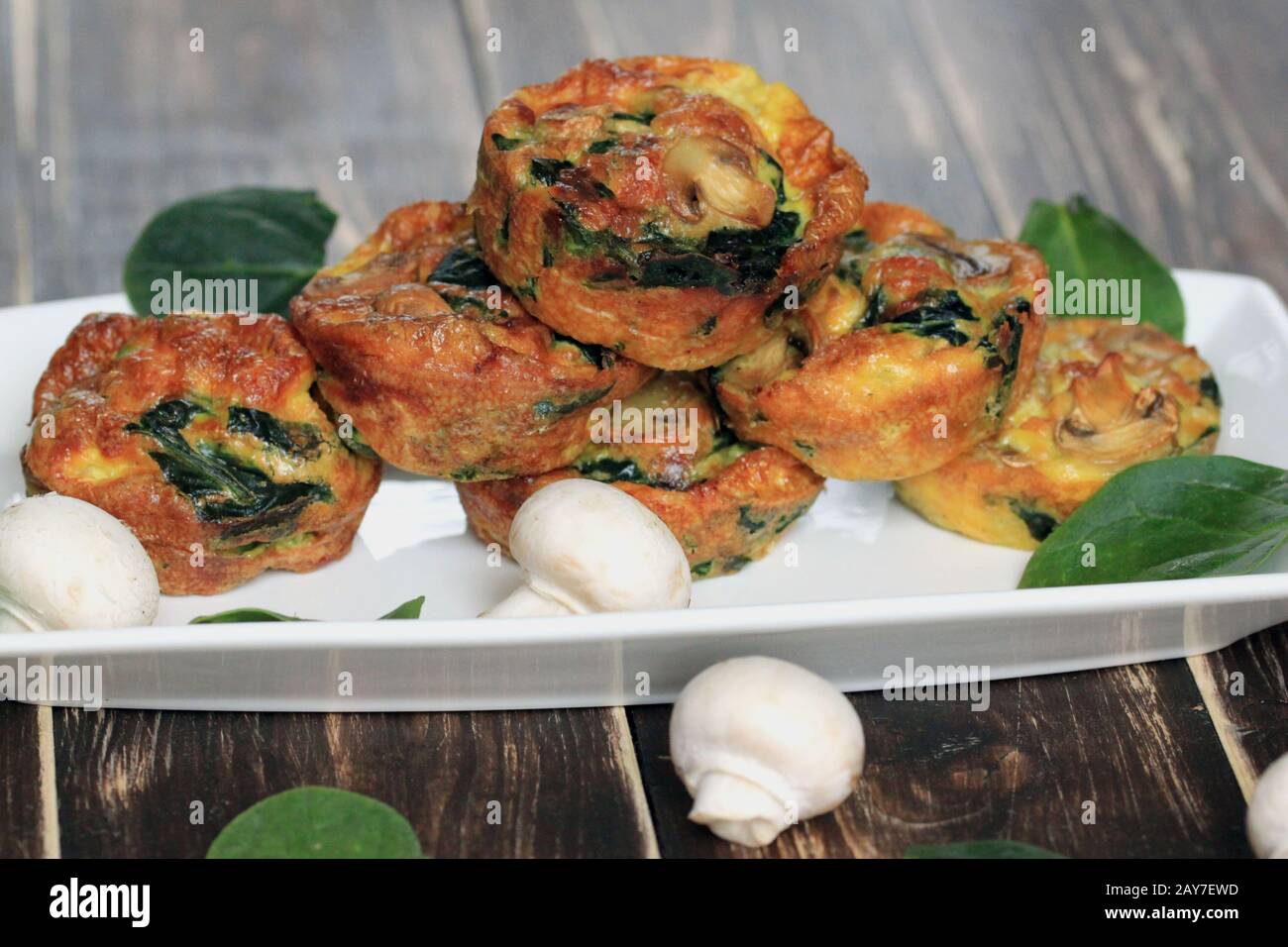 Frühstücks-Muffins mit Pilzen. Pilzmuffins. Leckeres Frühstück. Perfektes trockenes Frühstück. Stockfoto