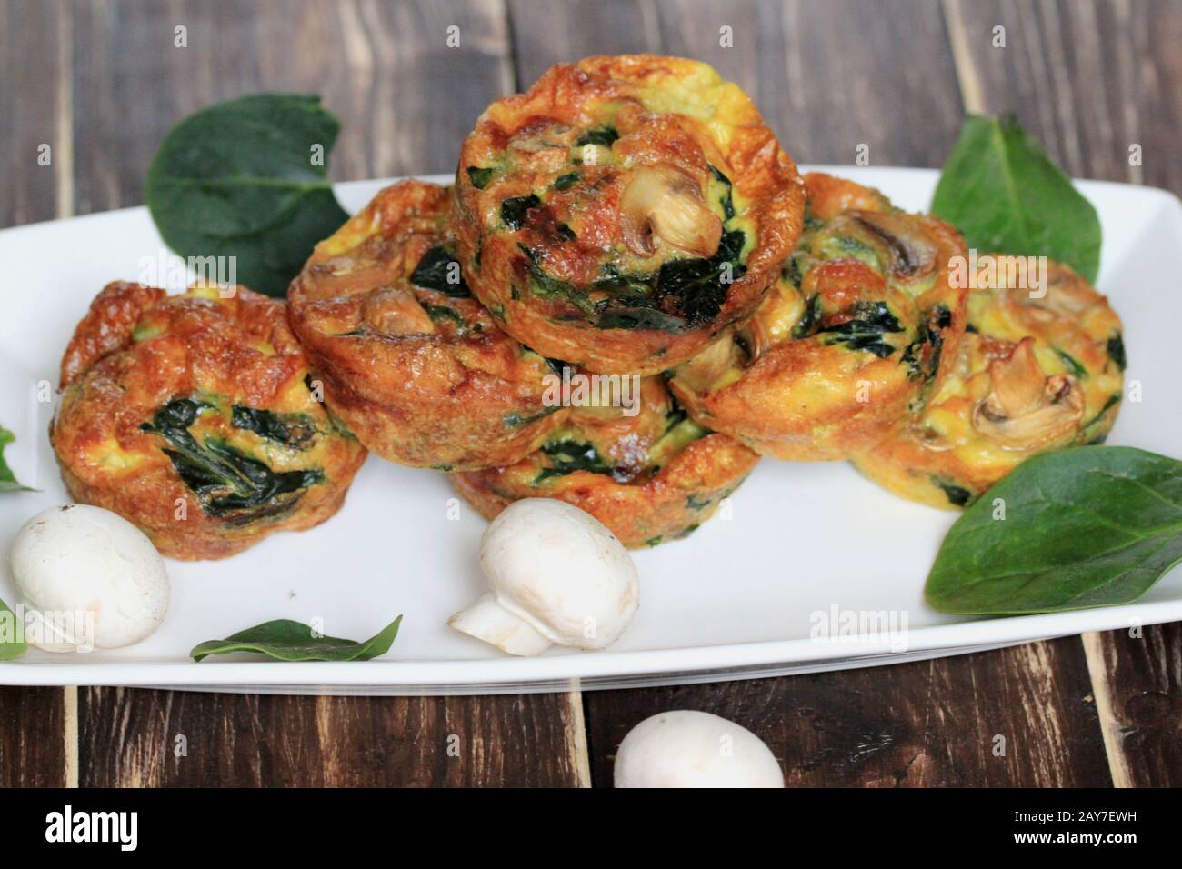 Frühstücks-Muffins mit Pilzen. Pilzmuffins. Leckeres Frühstück. Perfektes trockenes Frühstück. Stockfoto