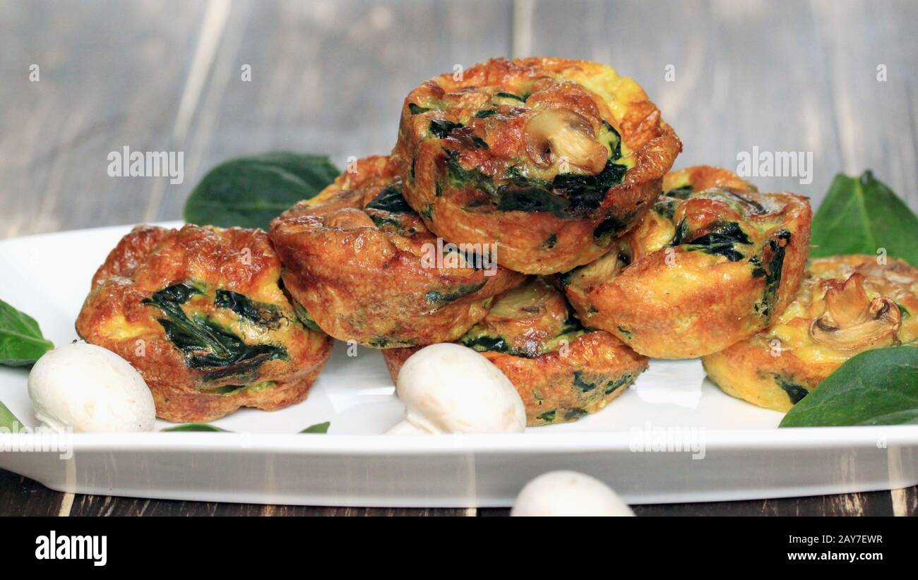 Frühstücks-Muffins mit Pilzen. Pilzmuffins. Leckeres Frühstück. Perfektes trockenes Frühstück. Stockfoto
