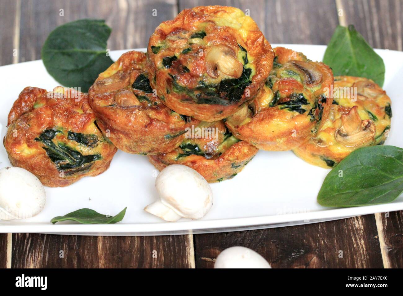 Frühstücks-Muffins mit Pilzen. Pilzmuffins. Leckeres Frühstück. Perfektes trockenes Frühstück. Stockfoto