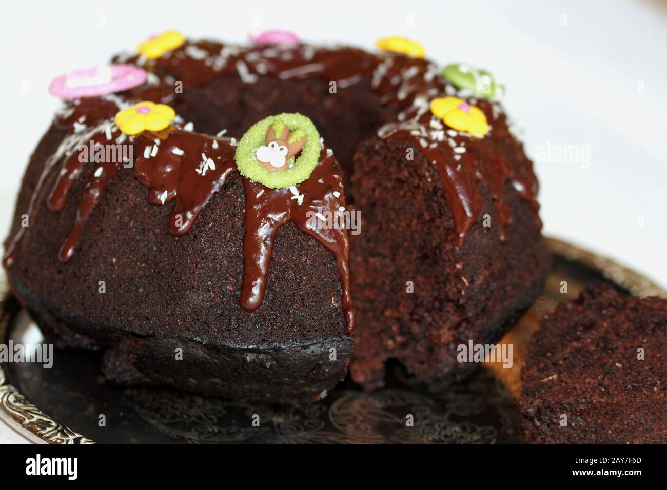 Schokoladenkuchen mit Birne. Hausgemachter Kuchen aus Osterkuchen. Schokoladenkuchen. Ein heißer und gesunder Kuchen. Das perfekte, gesunde Dessert. Stockfoto