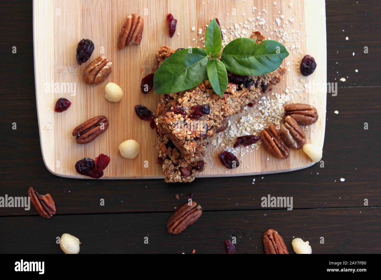 Leckere hausgemachte Müsli Bar. Getreide- und Nussstange. Erdnussbutterbar. Fit Bonbons. EINE köstliche und gesunde Müsli Bar. Ein gesunder Snack Stockfoto