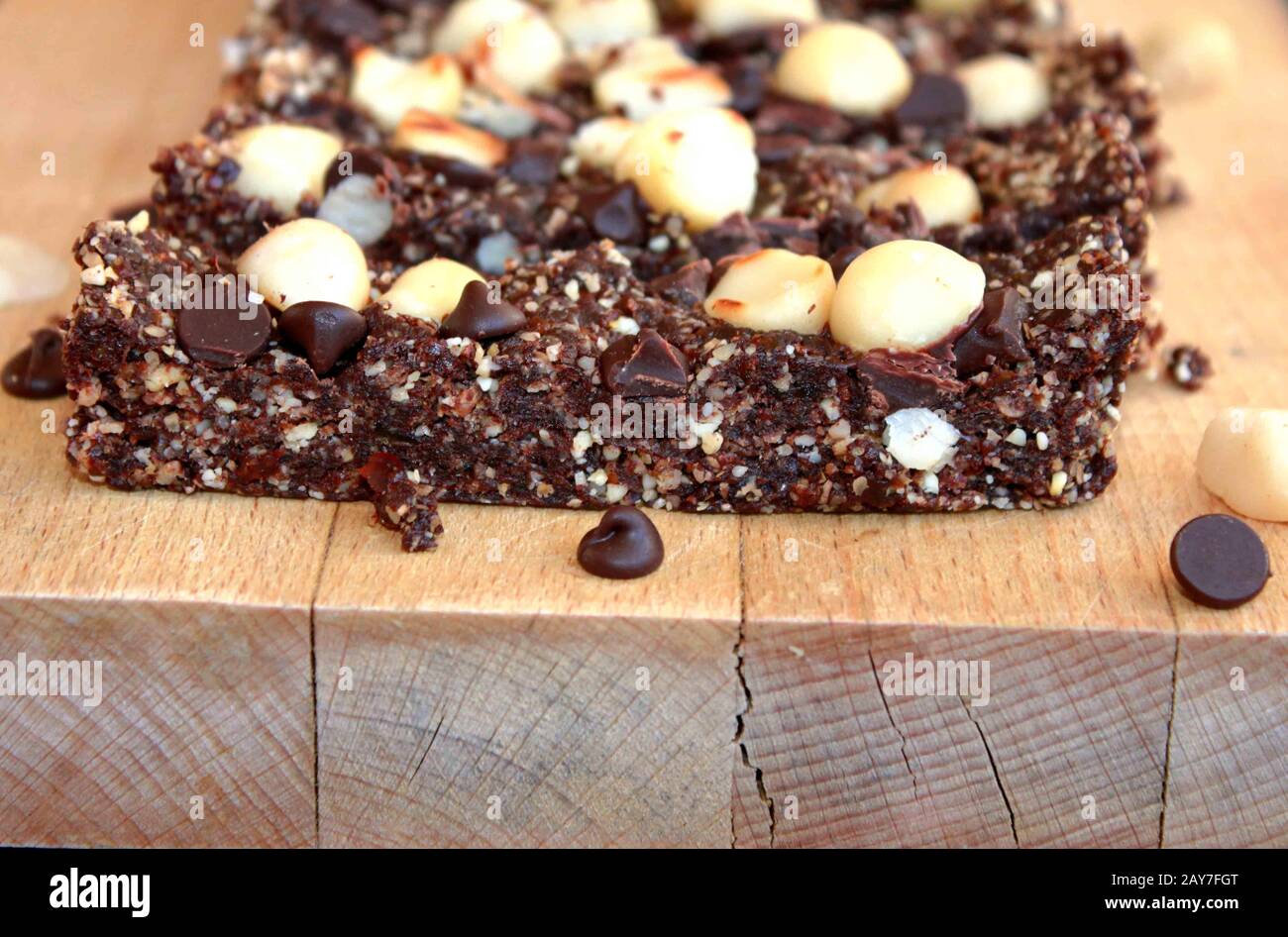 Hausgemachte Brownie ohne Backen. Brownie mit Nüssen und Körnern. Gesunder Kuchen. Leckere, hausgemachte Süßigkeiten. Stockfoto