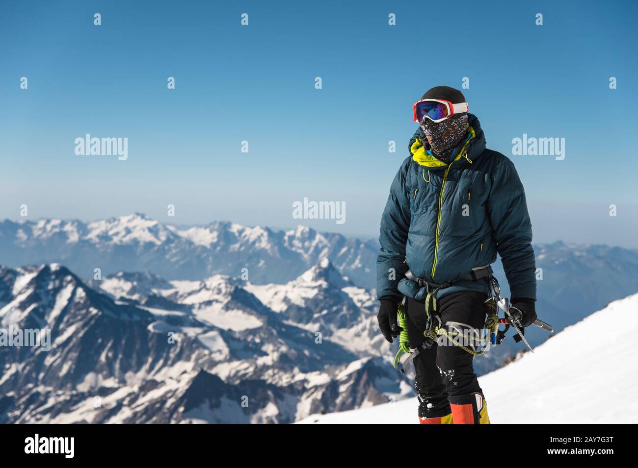 Professioneller Reiseleiter - Klettern Sie auf dem schneebedeckten Gipfel des schlafenden Vulkans Elbrus Stockfoto