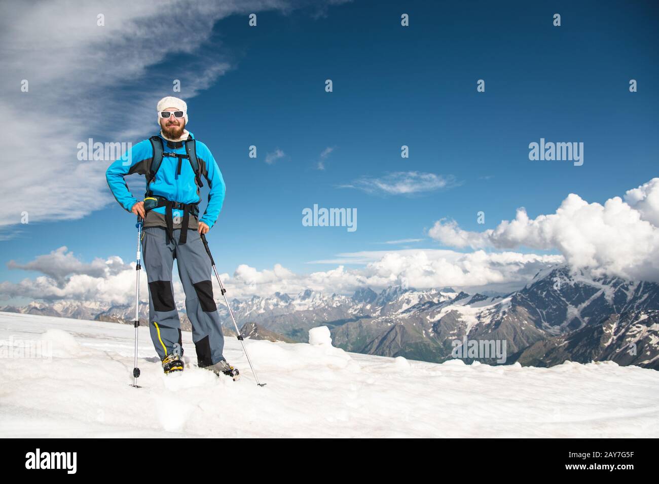 Porträt einer bärtigen Führung mit Hut und Sonnenbrille Stockfoto