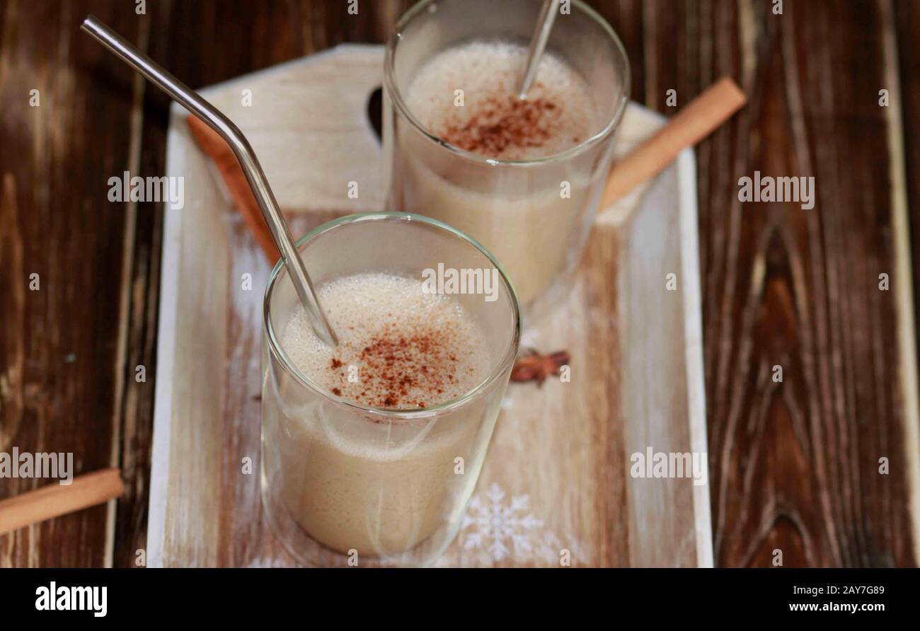 Chai eggnog. Dekaf Latte. Leckerer koffeinfreier Kaffee. Hausgemachte Latte. Erwärmende Getränke. Warmer Kaffee mit Zimt und Milch Stockfoto