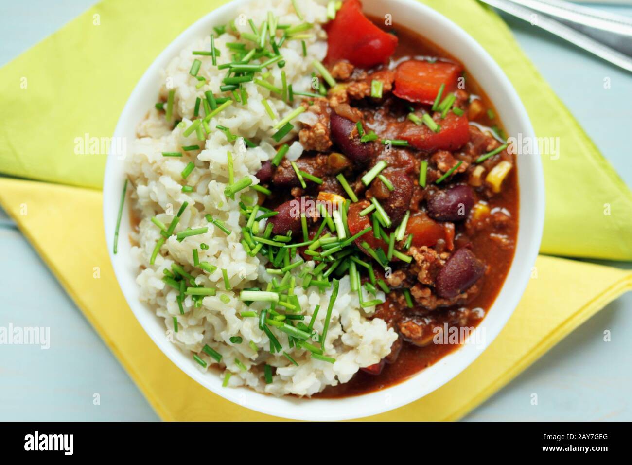 Chili mit Hackfleisch. Chili con Carne. Mexikanische Küche. Ein schnelles und wärmendes Abendessen. Eine leckere und gesunde Mahlzeit. Stockfoto