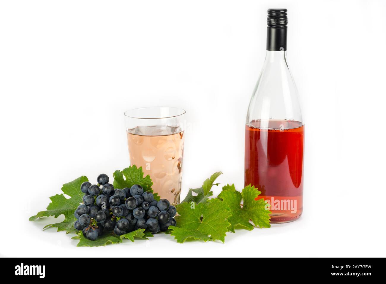 Rotwein mit roten Spitzen und Trauben isoliert auf weißem Stockfoto
