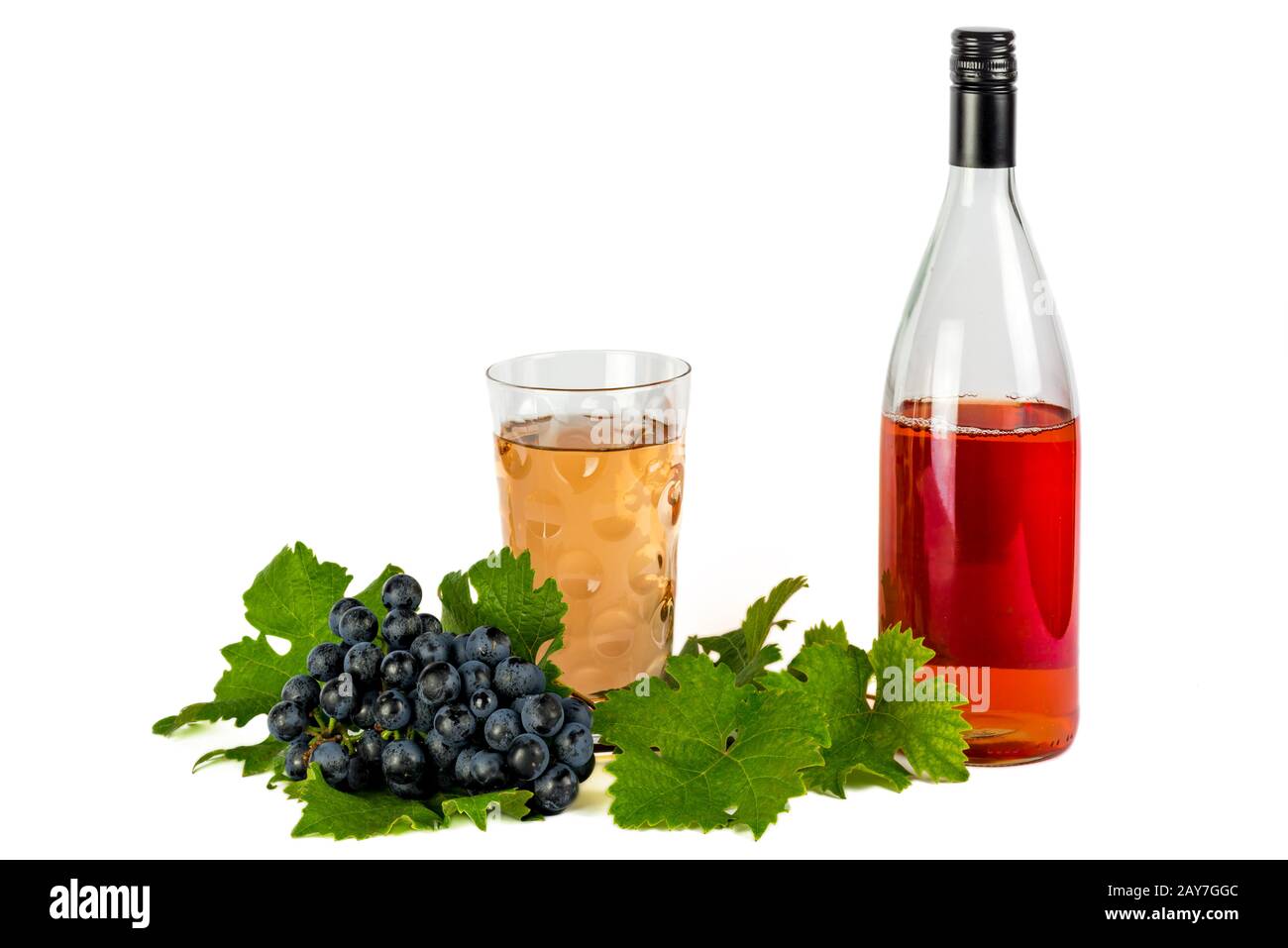 Rotwein mit roten Spitzen und Trauben isoliert auf weißem Stockfoto