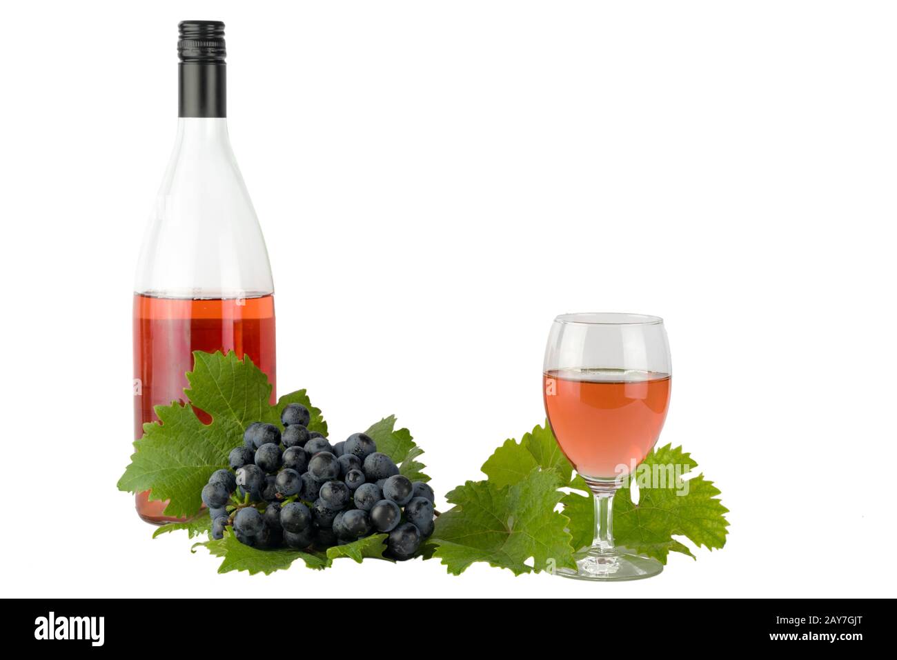 Rotwein mit roten Spitzen und Trauben isoliert auf weißem Stockfoto