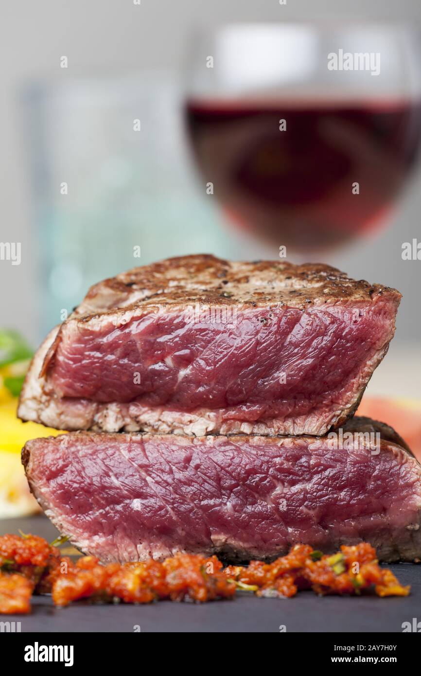 Steakscheiben mit Rotwein Stockfoto
