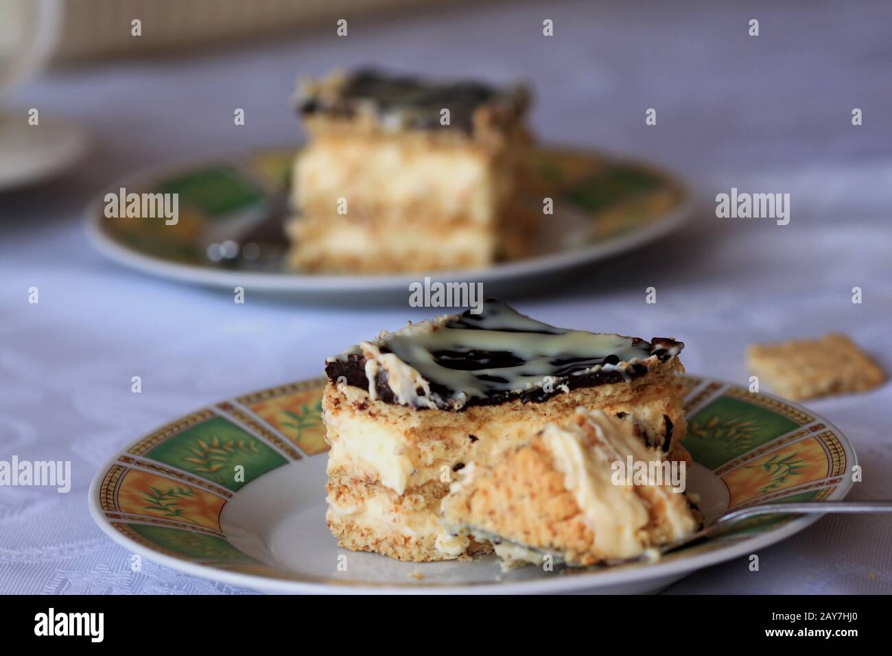 Eclair Kuchen. Ein köstlicher hausgebackener Kuchen mit Sahne. Ein schneller Schokoladenkuchen. Cremiger Kuchen. Gesunde Süßigkeiten. Hausgemachtes Dessert. Stockfoto