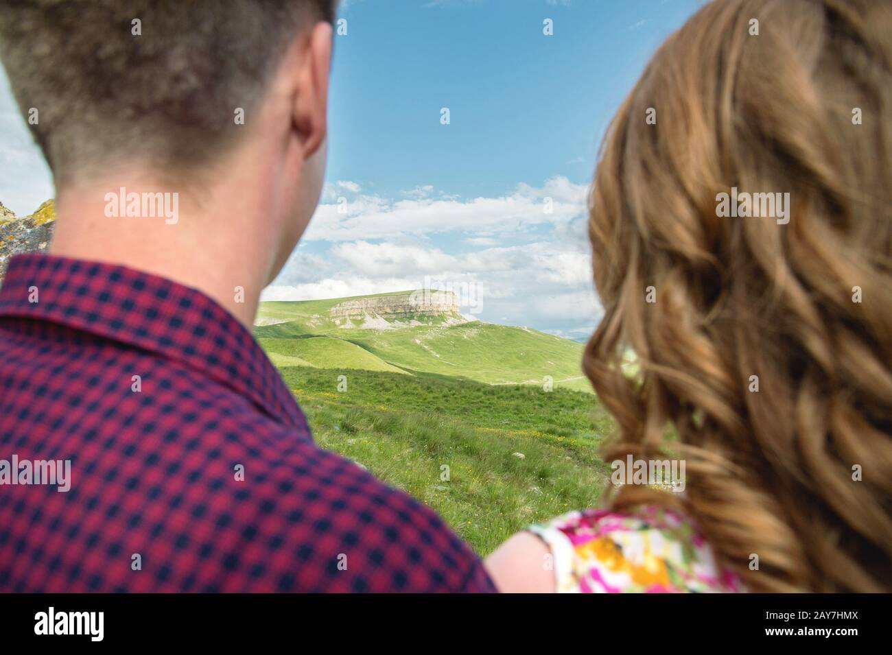 Blick vom Rücken eines jungen Paares in die Ferne. Stockfoto