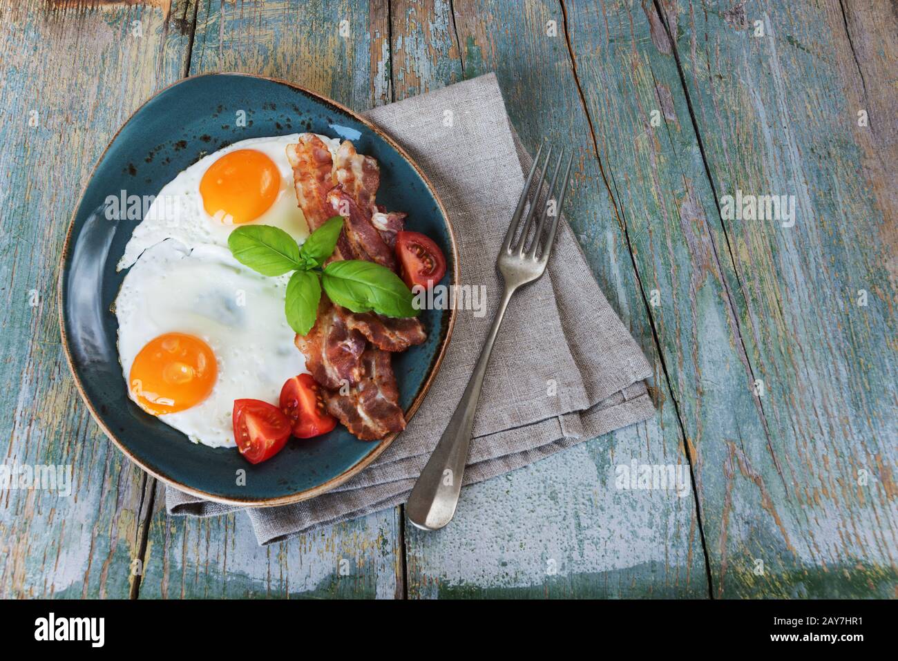 Zwei Spiegeleier und Gemüse Stockfoto