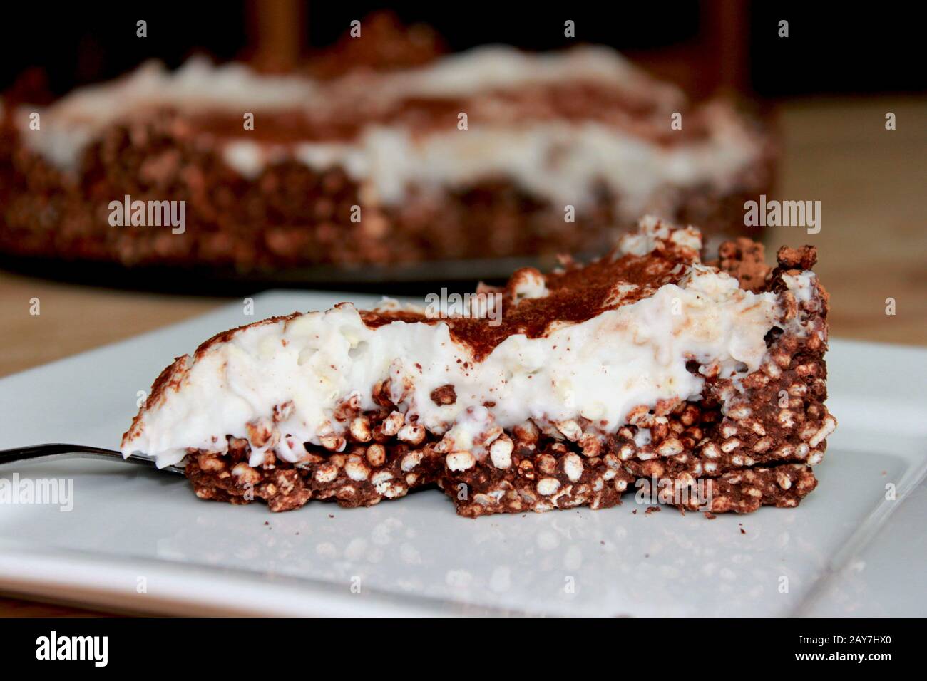 Kokoskuchen, Kuchen ohne Backen. Kuchen aus geschäumtem Reis mit Kokosmilch. Kalter Teig. Ein zart, cremiger Kuchen. Stockfoto