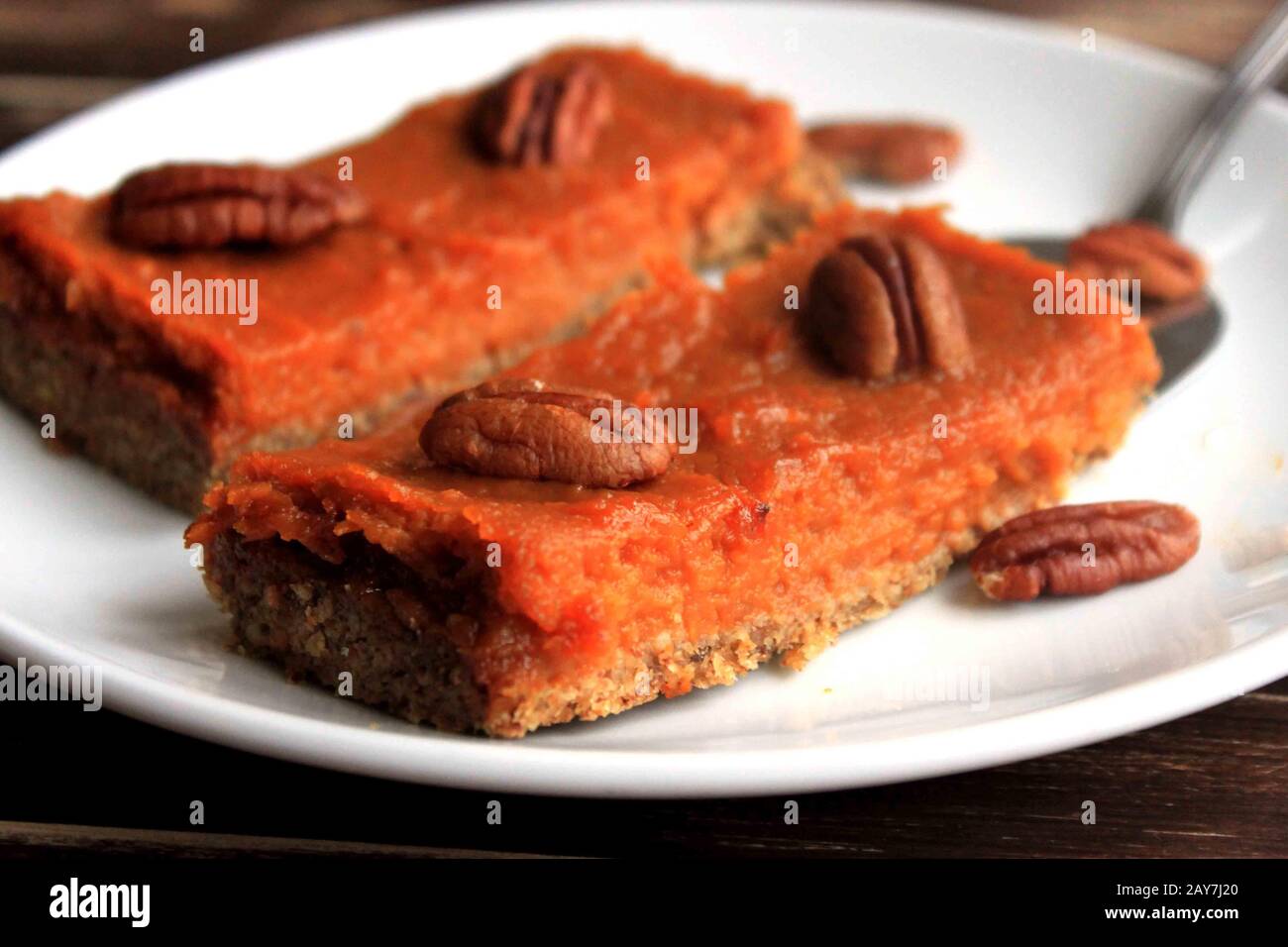 Hausgemachter Kuchen. Süße Mandelkuchen. Gemüsekuchen. Zarte, cremige Süßigkeiten. Gesunde Süßkartoffelkuchen. Stockfoto